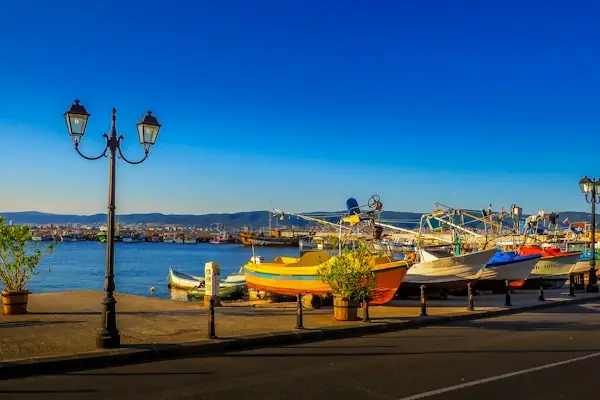 Bărci colorate în portul Nessebar, Bulgaria