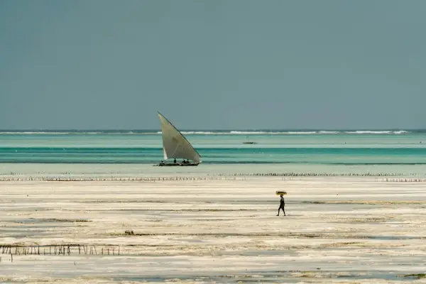 Plaja Jambiani cu un dhow, Zanzibar